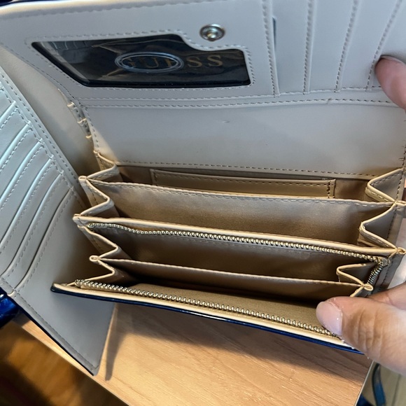 Guess Pocketbook - Picture 3 of 5